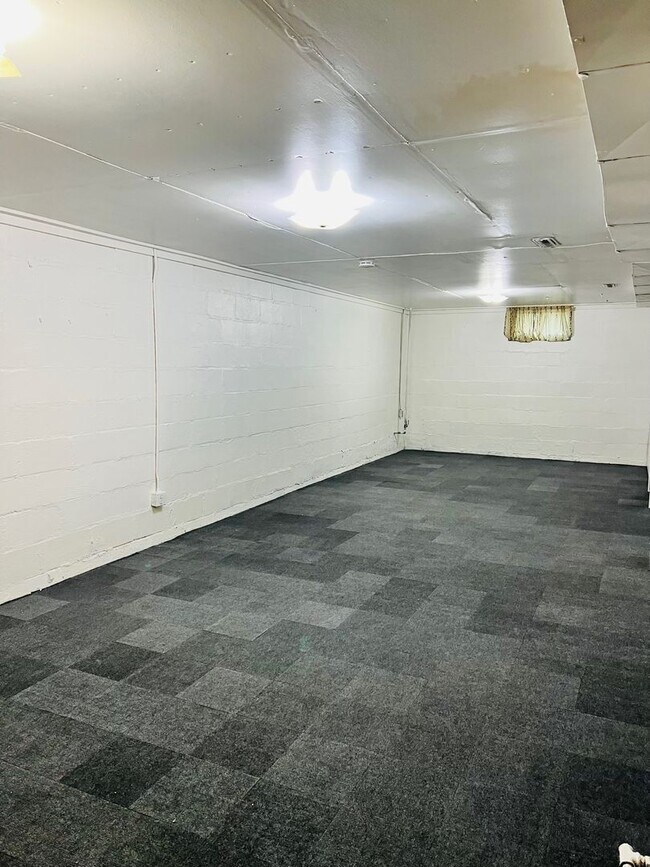 Building Photo - Recently Remodeled