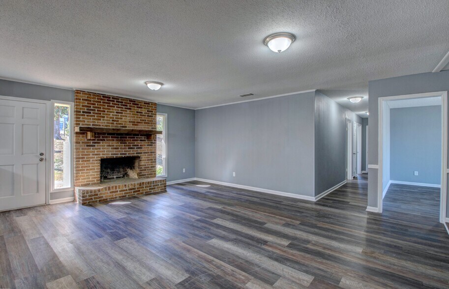 Family room connecting corridor to bedrooms - 11315 Ethan Allen Dr