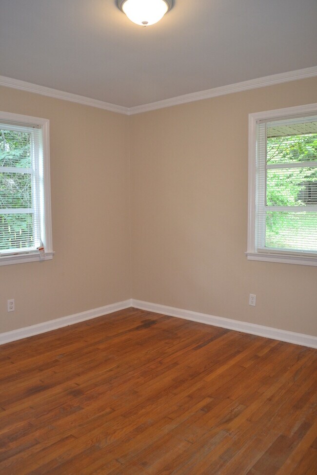 Building Photo - 3BR/1Bth with Covered Patio and Large Stor...