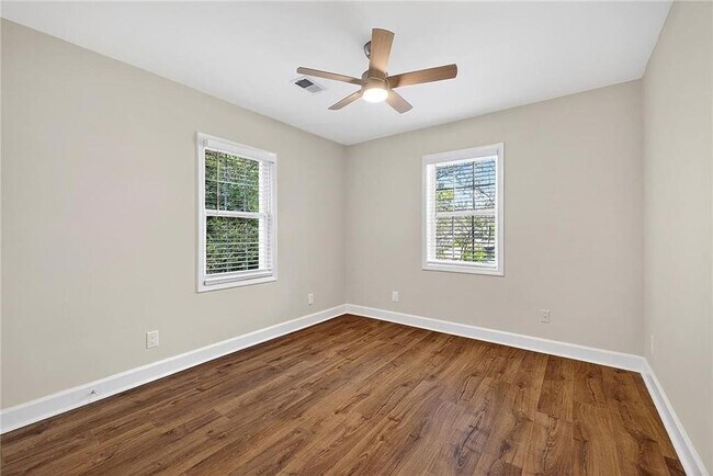 Building Photo - 955 S Columbia Dr