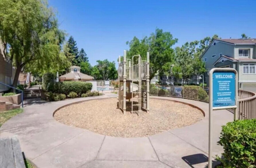 Building Photo - 522 Porpoise Bay Ter