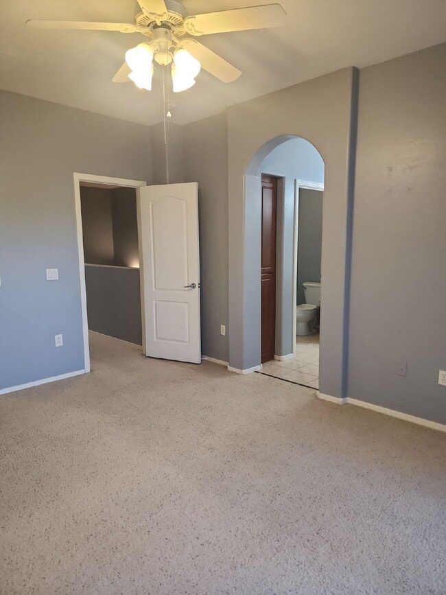 Building Photo - "Spacious 2-Bed Condo Retreat with 2.5 Baths in Prime Chandler Location!"