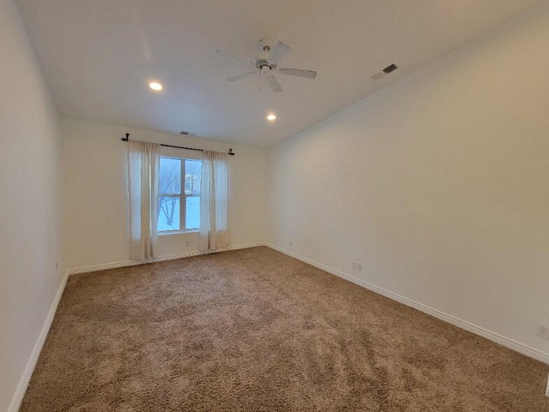 Building Photo - 1315 E Chubs Way