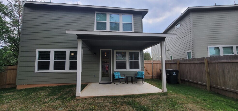 Building Photo - 1100 Winnie Dr