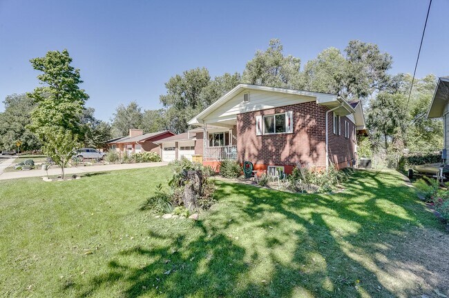 Building Photo - 4 bed, 2 bath Ranch Home near City Park W/ Finished Bsmt & Fenced Yard!