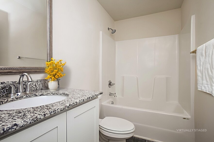 Building Photo - 1217 Lakeshore Dr