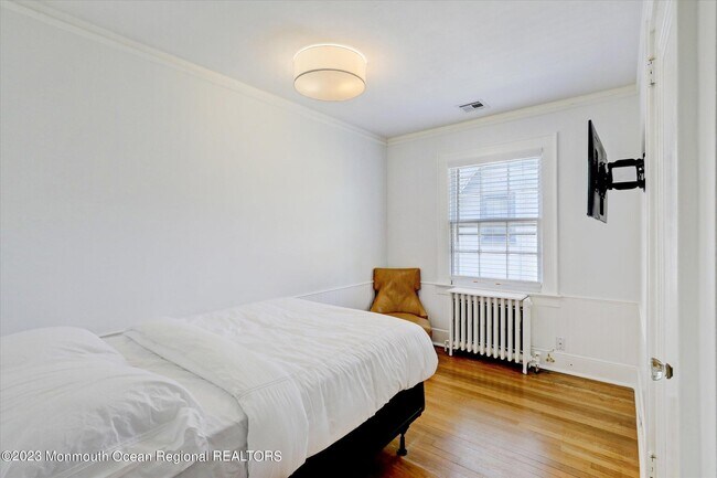 Building Photo - 570 N Edgemere Dr