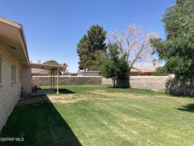 Building Photo - 1600 Vista Real Dr
