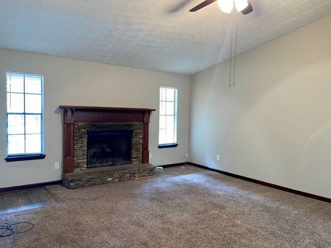 Building Photo - Secluded but Centrally Located 3 Bed/2 Bath Ranch!