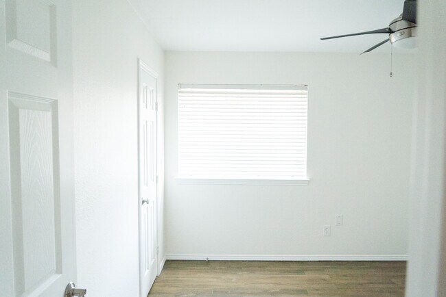 Building Photo - 2861 Panhandle Dr