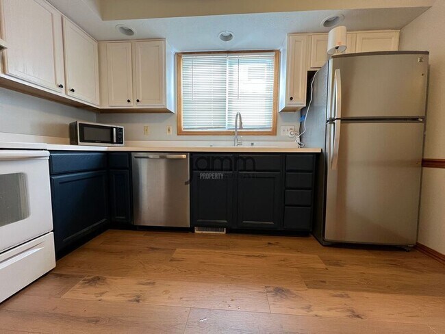 Building Photo - 3027 Brookdale Ave
