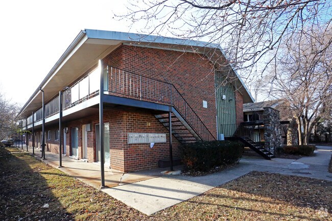Primary Photo - 10315 W Lyndale Ave