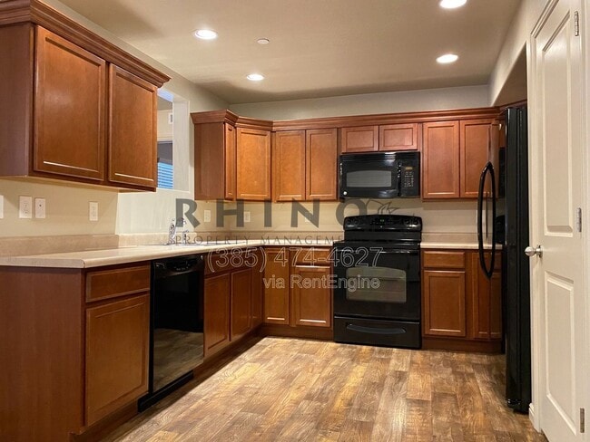 Building Photo - 6941 Village River Ln