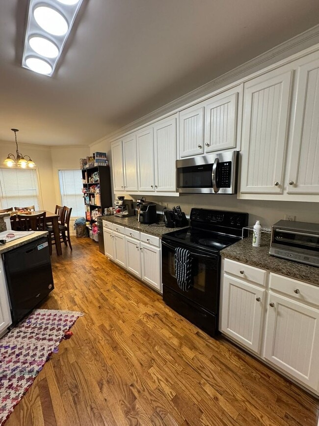 Building Photo - 4 Bedroom Downtown Beauty!