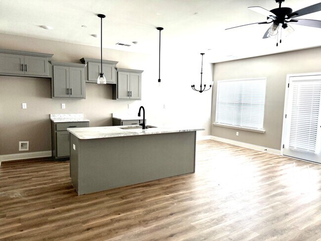 Building Photo - 4378 Parkcrest Dr
