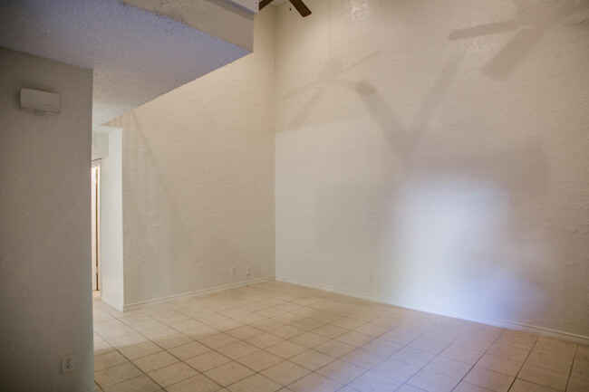 Building Photo - 813 Ranch Rd 12