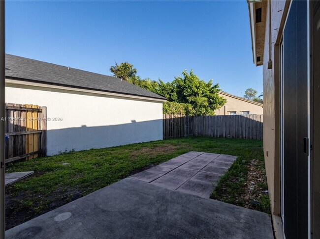 Building Photo - 200 W Riverbend Dr