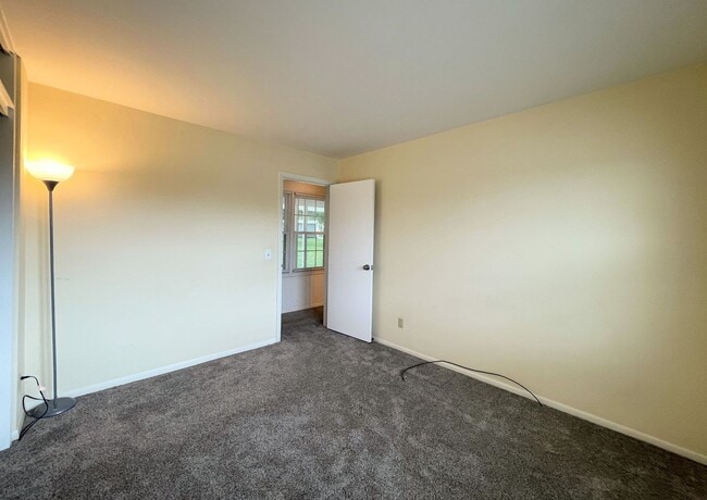 Building Photo - Spacious 2-Bed 1-Bath House
