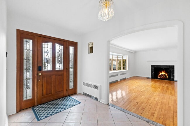 Building Photo - 115 Stonehedge Dr N