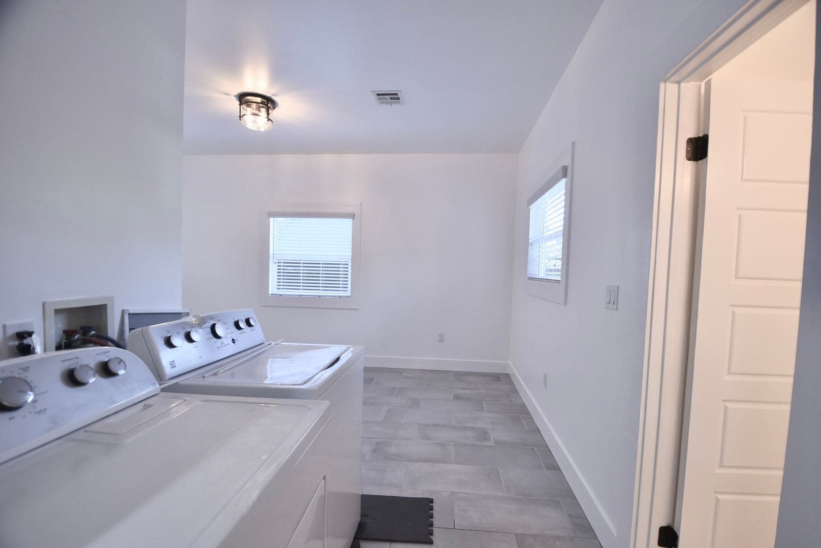 Building Photo - 2214 Elsinore St