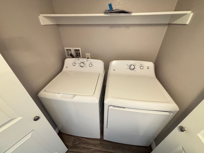 Building Photo - Gorgeous 2Bed/2Bath Condo located just out...