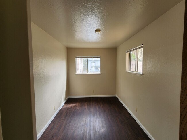 Building Photo - Racetrack 2