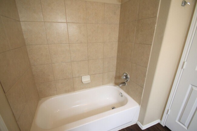 Building Photo - 105-107 Sunburst Court