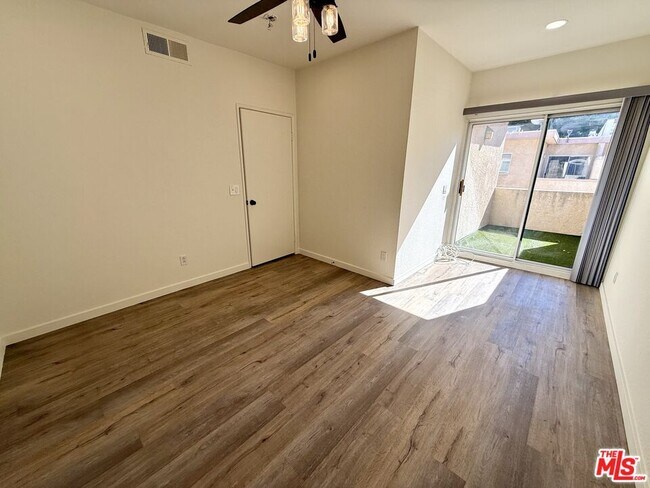 Building Photo - 10215 Variel Ave