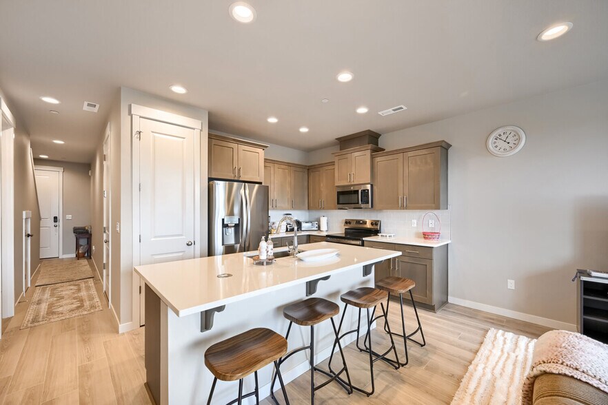 Building Photo - 2614 Waterlily Dr