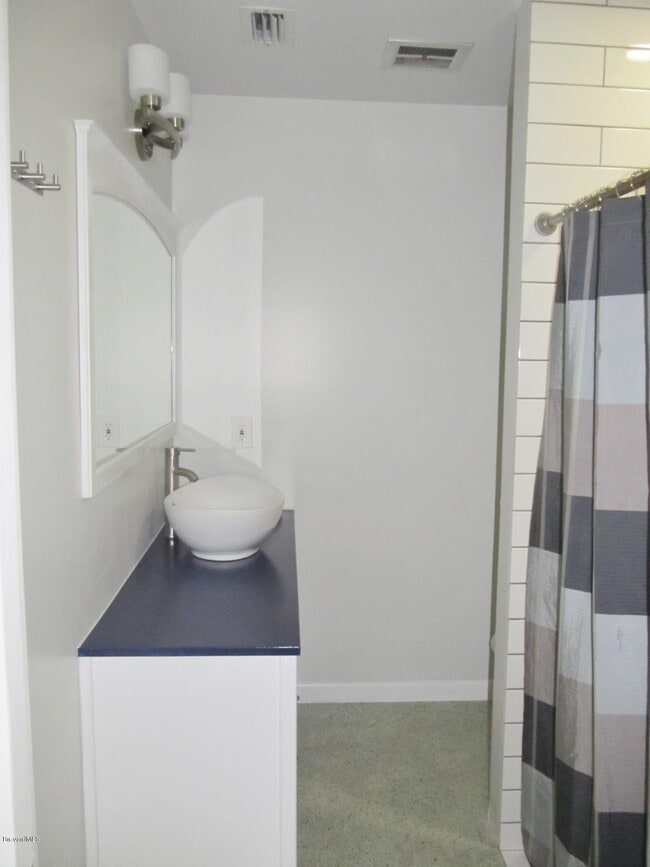 Building Photo - 204 River Heights Dr