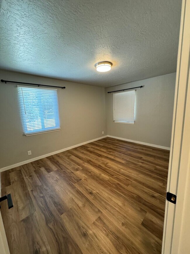 Building Photo - NICE UPSTAIRS UNIT WITH 2 BED 1 BATH IN GR...