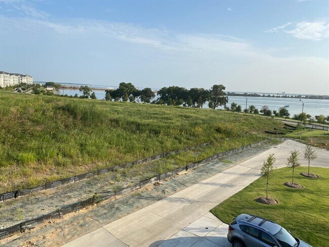 Building Photo - 2008 Naples Dr