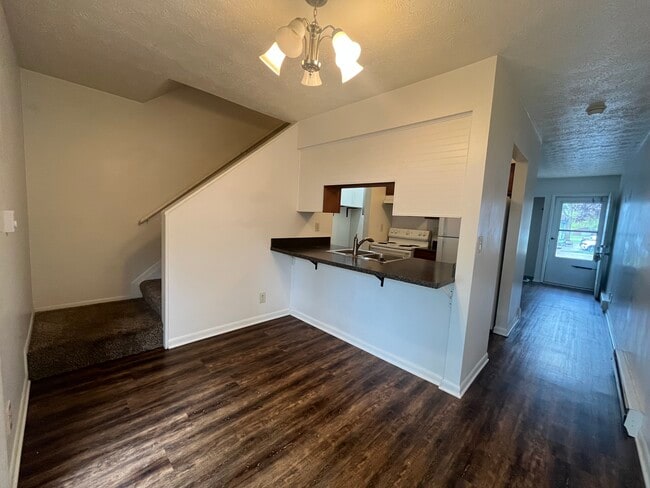 Building Photo - 402 Forest Ln