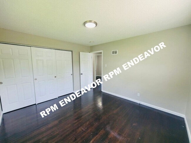 Building Photo - 3 Bed 1 Bath. Move in Ready!