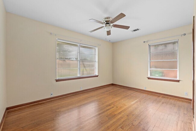 Building Photo - Spacious 3-Bed Gem with Covered Patio + Ea...