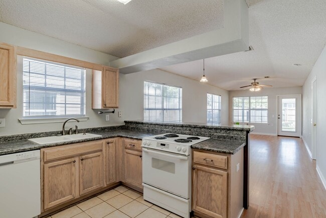 Building Photo - Well-maintained cottage home in Bellview