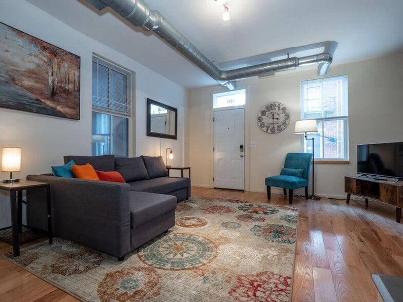 Building Photo - 1610 Pleasant St