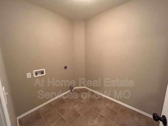 Building Photo - 1107 S Tanner Dr