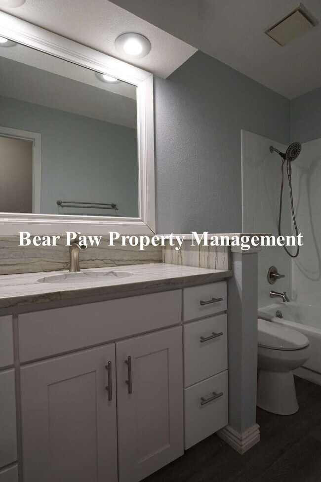 Building Photo - Lovely 4 Bedroom Home Golden!!