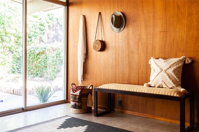 Building Photo - 1131 N Encanto St