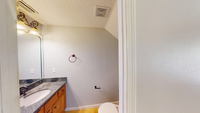 Building Photo - 2 BR 2 BA  TOWNHOME  -    Southern Creek S...