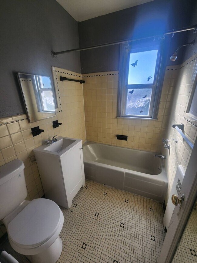 Building Photo - 2826 E 130th St