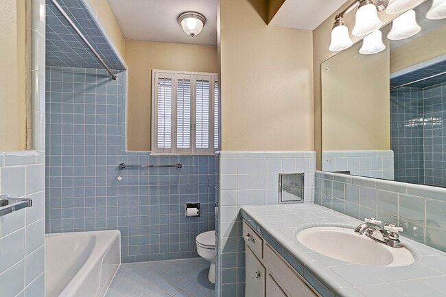 Building Photo - 1070 Curtin St