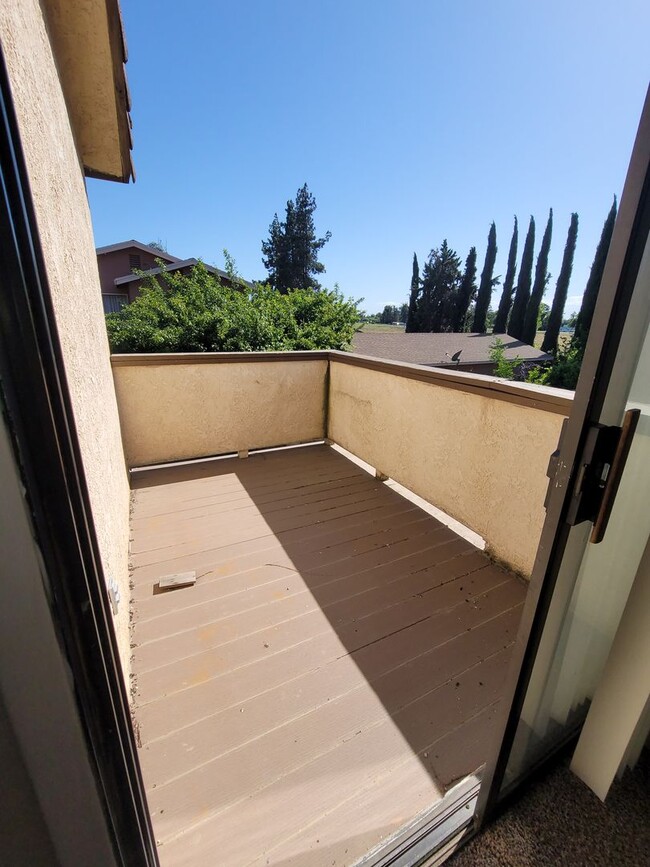 Building Photo - Available Now!! Delightful 2 bedroom, 2.5 bath condo!!