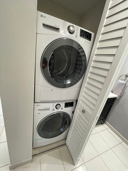 Washer and dryer - 126 SE 15th Rd