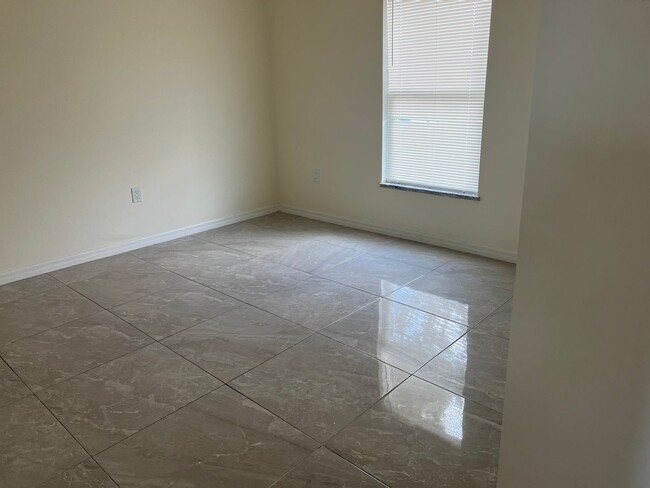 Building Photo - 3br 2 ba Awesome Location off Sunshine Blvd