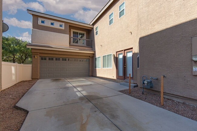 Building Photo - HUGE 5 BEDROOM, 3 BATH 2 STORY HOME IN GATED COMMUNITY NEAR SOUTHERN HIGHLANDS