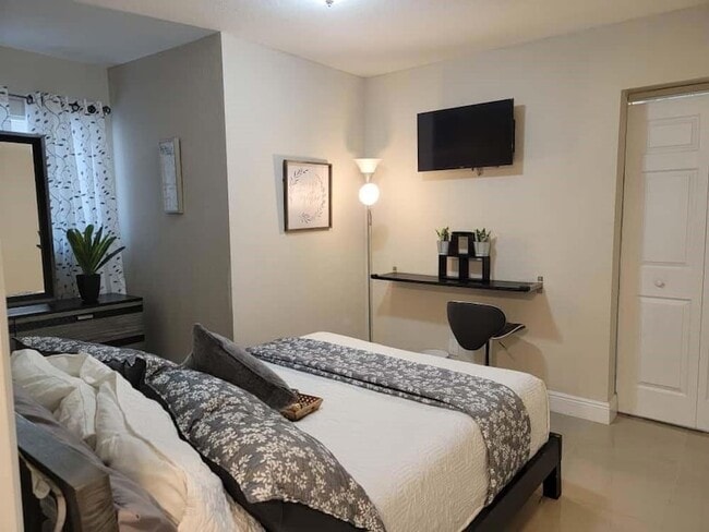 Building Photo - 441 NW 7th Ter