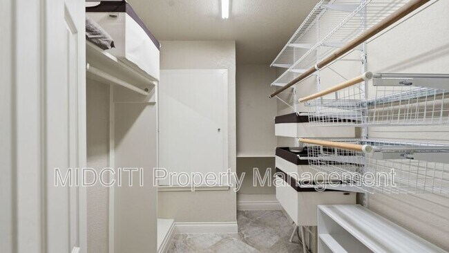 Building Photo - 156 Trelawney St