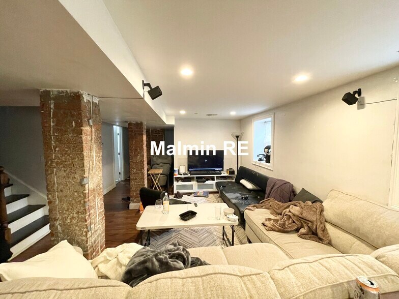 Building Photo - 998 Tremont St